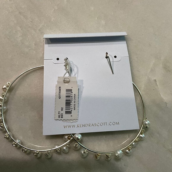 Kendra Scott Hilty Silver Hoops with pearls - Picture 4 of 4